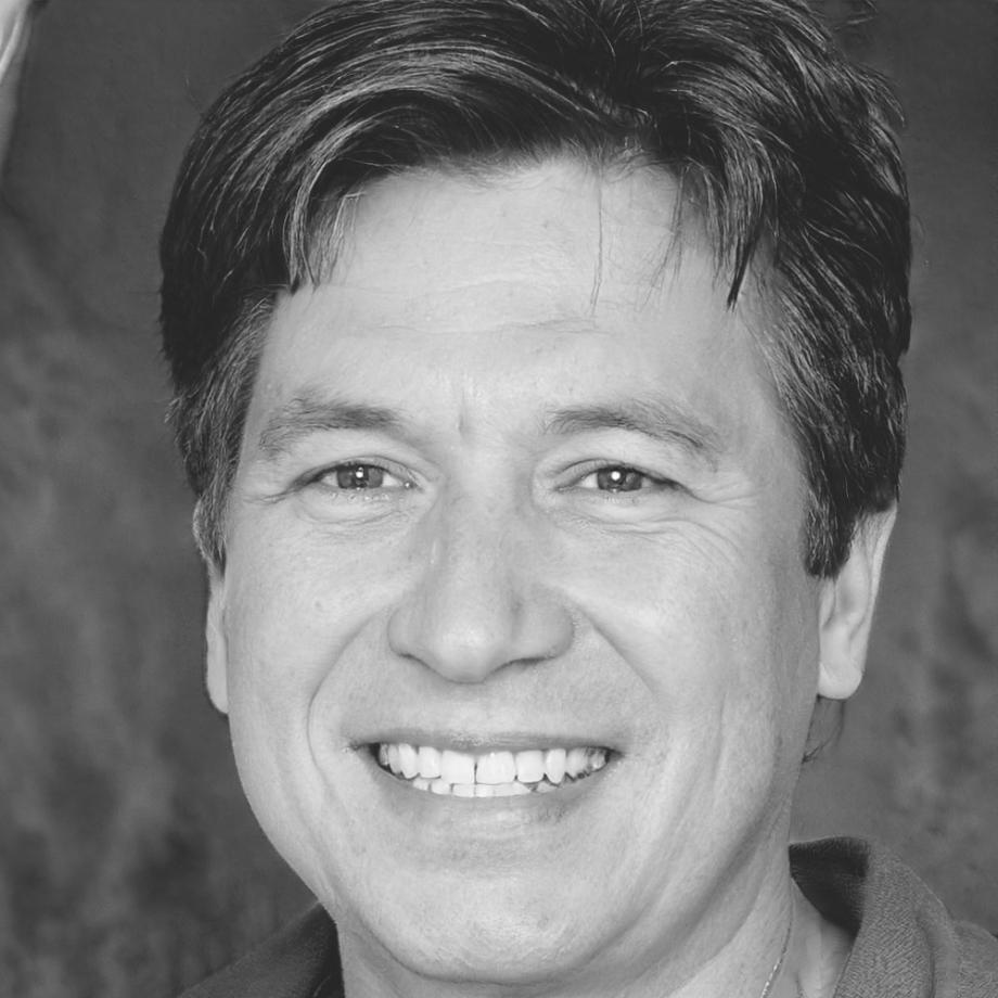 Retrato profesional de Ernesto Valdés, director de programas educativos